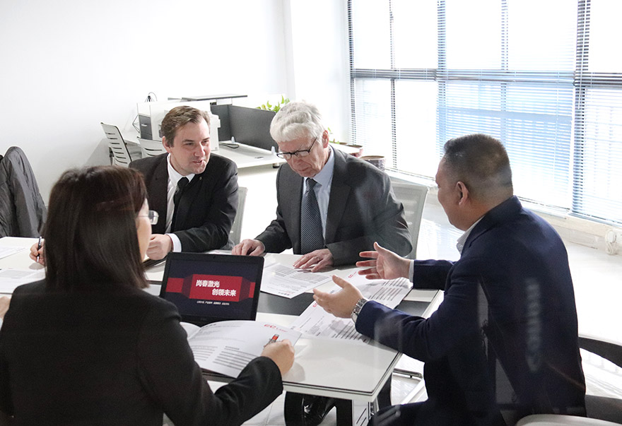 與國外客戶會(huì)議洽談